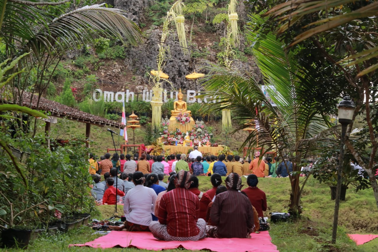 Pelaksanaan Tribuana Manggala Bhakti umat Buddha Jatimulyo 2024